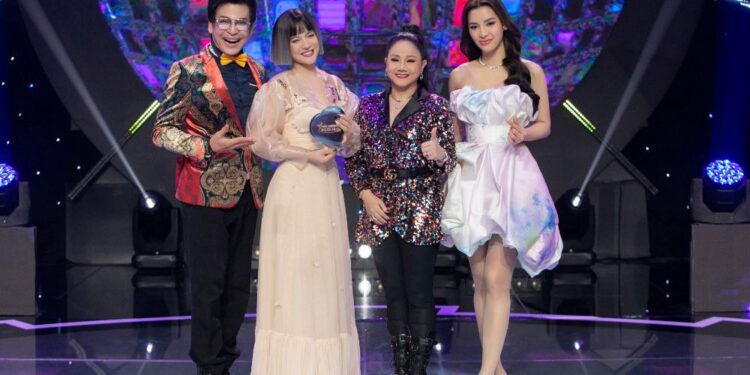 Đội trưởng Phương Trinh Jolie chi nửa tỷ cho trang sức nạm kim cương, đá quý