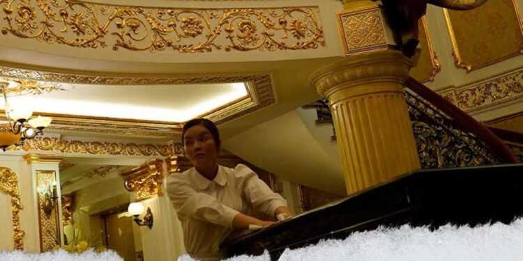 Chịu chơi tới bến, Lý Nhã Kỳ đem siêu xe, du thuyền, biệt thự dát vàng vào “Kẻ Thứ 3”