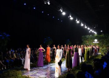 Xuân Lan, Thanh Hằng đọ trình catwalk show Hà Linh Thư