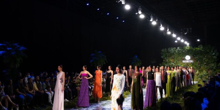 Xuân Lan, Thanh Hằng đọ trình catwalk show Hà Linh Thư