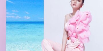 Hoa hậu Hương Giang làm giám khảo ngồi chấm Trân Đài trong đêm Bán kết và Chung kết MIQ 2022