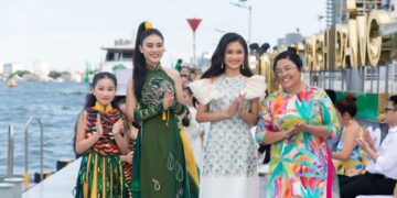 Diện áo dài Cá chép hóa Rồng, Hoa hậu Thanh Hà lộng lẫy trên sàn diễn Thời trang Walking On The River