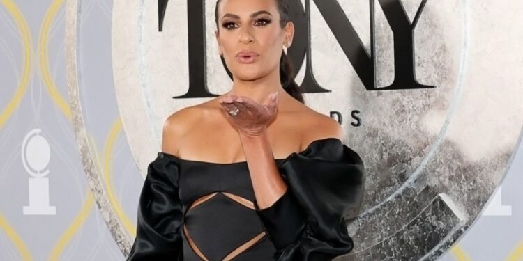 Đầm hở vai của Công Trí giúp hai mỹ nhân Hollywood tỏa sáng trên thảm đỏ Tony Awards