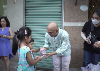 Color Man bán 1000 chiếc bánh rế, thu về hơn 90 triệu đồng giúp người phụ nữ nghèo đầy nghị lực