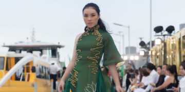 Người đẹp Hoa hậu Môi trường Phương Nhi rạng ngời trên sàn diễn Walking On The River