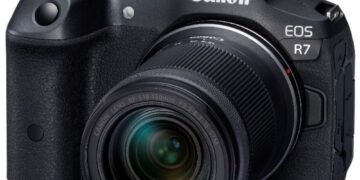 Dòng máy EOS R của Canon sử dụng cảm biến APS-C với hai máy ảnh không gương lật mới