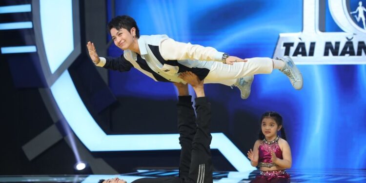 CẬU BÉ 11 TUỔI MANG ĐẾN  ĐIỆU MÚA KHÈN TỪ BẮC KẠN LÀM XIÊU LÒNG TRẤN THÀNH