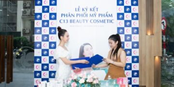 Thu Trang diện váy trắng, xách túi hiệu Dior đi ký kết sản phẩm 