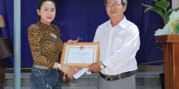 HOA HẬU THIỆN NGUYỆN LÝ KIM NGÂN THĂM VÀ TẶNG LỄ PHỤC TỐT NGHIỆP CHO HỌC SINH TRƯỜNG TIỂU HỌC HOÀ BÌNH – TÂY NINH