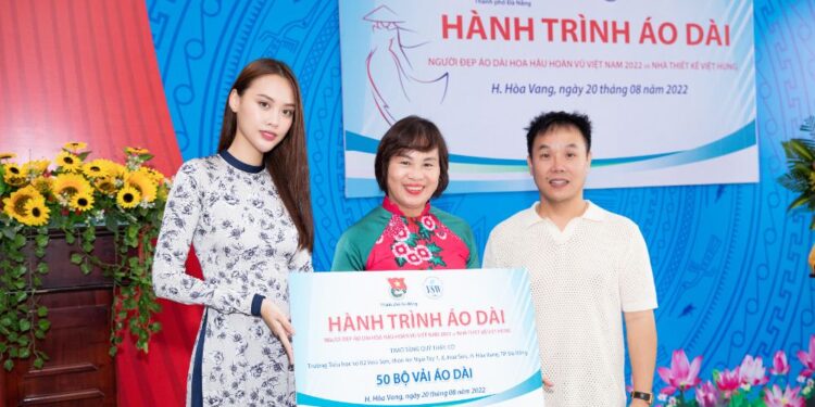 NTK Việt Hùng cùng Người đẹp Đặng Hoàng Tâm Như lan tỏa yêu thương từ Hành trình Áo dài