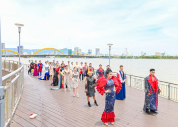 Hữu Anh, Cẩm Tú diễn First Face cùng dàn thí sinh Fitness Model World Vietnam