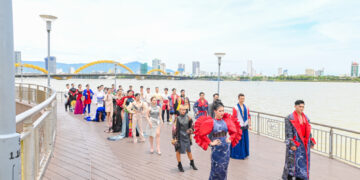 Hữu Anh, Cẩm Tú diễn First Face cùng dàn thí sinh Fitness Model World Vietnam