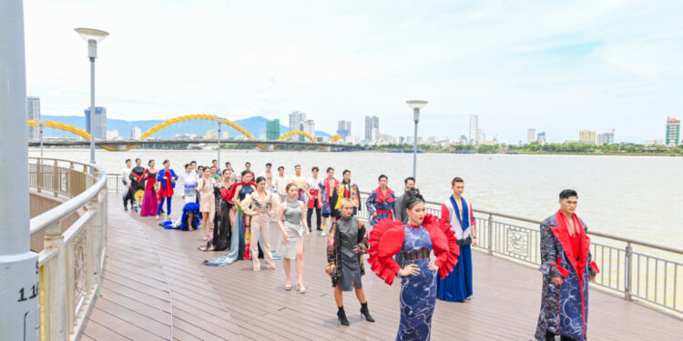 Hữu Anh, Cẩm Tú diễn First Face cùng dàn thí sinh Fitness Model World Vietnam