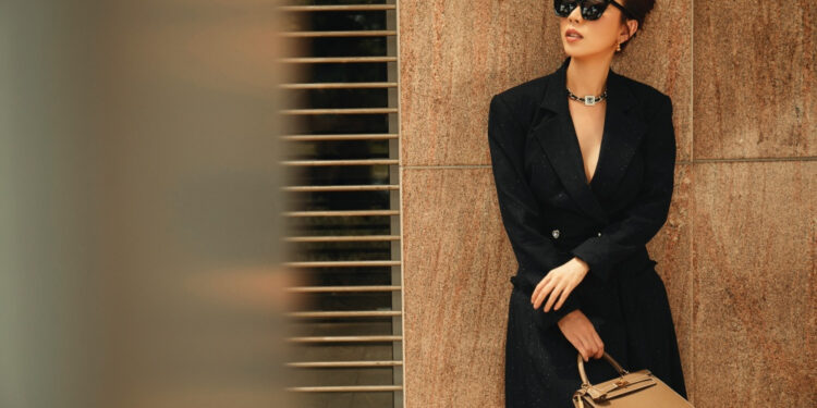 “Chị Mười Ba” Thu Trang thăng hạng nhan sắc, xuống phố “sương sương” cũng quá ngầu