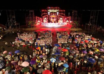 Lễ hội Tôm hùm, những người con thị xã Sông Cầu sẵn sàng đội mưa chào đón