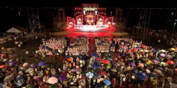 Lễ hội Tôm hùm, những người con thị xã Sông Cầu sẵn sàng đội mưa chào đón