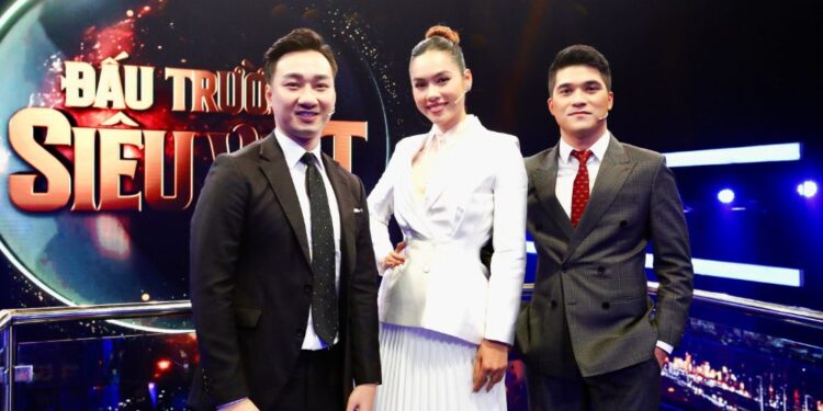 Thành Trung vỡ òa cảm xúc khi CEO Bảo Hoàng cùng Á hậu Hoàng My giành được 300 triệu đồng