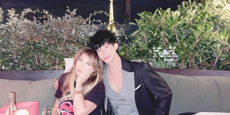 Nathan Lee vung hơn 1 tỉ đồng để sở hữu 1 bức tranh ngay khi vừa trở lại Paris