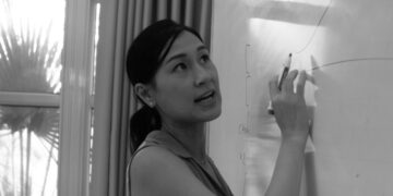 Kathy Uyên: “Khoảnh khắc MONO khum người xuống và khóc, tôi biết mình không thể từ chối bạn trẻ này” !