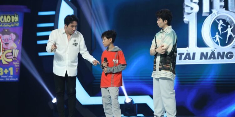 TRẤN THÀNH, ƯNG HOÀNG PHÚC RA ĐỀ KHÓ THỬ THÁCH SIÊU TÀI NĂNG NHÍ ĐÁNH GOLF 5 TUỔI