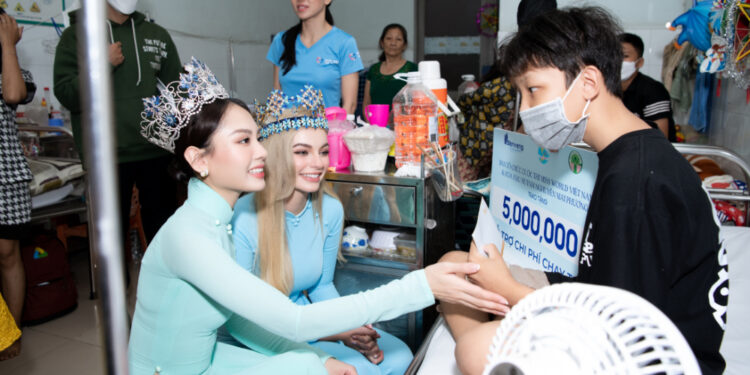 Kết thúc buổi đấu giá, Hoa hậu Mai Phương bắt đầu hành trình thiện nguyện của mình