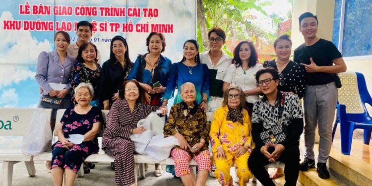 NSUT Ngọc Huyền , Hòa Hiệp và Bá Thắng: Mang quà yêu thương thiết thực thăm Viện dưỡng lão nghệ sĩ