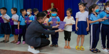 Dùng 300 triệu tiền thưởng để thiện nguyện, Hoàng My hạnh phúc khi thấy được niềm vui của trẻ em nghèo khi nhận cặp mới đến trường