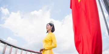 Hoa hậu các dân tộc Việt Nam 2022 Nông Thuý Hằng khởi đầu hành trình khuyến học tại Hà Giang