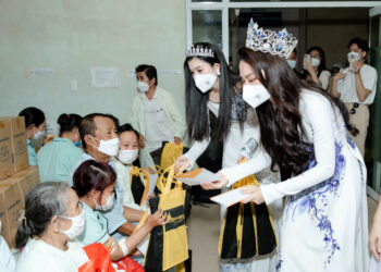 Mai Phương tại buổi Homecoming: Bố mẹ nàng hậu bất ngờ xuất hiện, cùng Phương Nhi thưởng ngoạn tại quê nhà