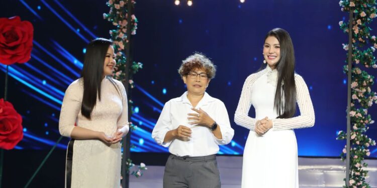 Lily Chen bật khóc khi nói về vẻ đẹp phụ nữ tại Én Vàng Nghệ Sĩ 2022