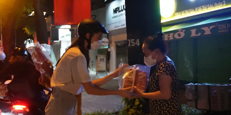 HOA HẬU LƯƠNG THÙY LINH KHIẾN KHÁN GIẢ BẤT NGỜ VÌ HÀNH ĐỘNG ĐẸP NÀY NHÂN DỊP TRUNG THU