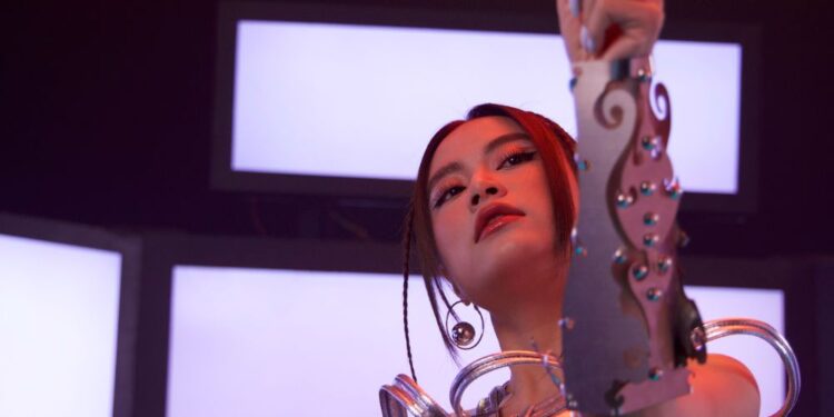 Ra mắt thêm đoạn teaser có tên “lạ”, Hoàng Thùy Linh úp mở danh tính rapper hợp tác chung