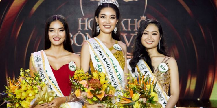 Huỳnh Đào Diễm Trinh lộng lẫy đăng quang Hoa Khôi Sông Vàm