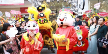 Diễn viên Ngọc Lan gây chú ý với nhan sắc trẻ trung cùng dàn sao đến chung vui khai trương thương hiệu thời trang LYP