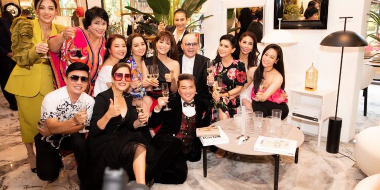 Doanh nhân Thuỷ Tiên cùng con gái đến mừng chúc mừng đại gia Nam Phố Xinh