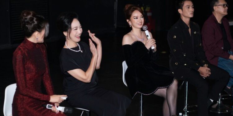 LAN NGỌC KHÓC SAU KHI XEM PHIM CÔ GÁI TỪ QUÁ KHỨ: “TÔI ĐÃ RẤT ÁP LỰC VỚI VAI DIỄN NÀY”