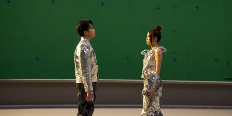 MV “Kiềng Ba Chân” của Hoàng Thùy Linh và Karik có gì đặc sắc?