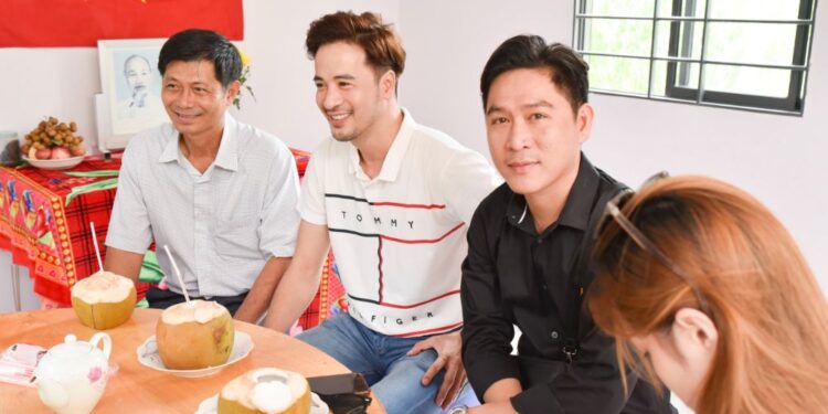 Tùng Anh, Đoàn Minh Tài và đạo diễn Lê Minh cùng doanh nhân Nguyễn Vũ Linh trao nhà tình thương