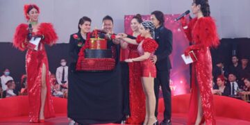 Á HẬU KIỀU LOAN KHUẤY ĐẢO SÂN KHẤU KỶ NIỆM 4 NĂM MỸ PHẨM CAO CẤP HƯƠNG THỊ CỦA VIỆT HƯƠNG