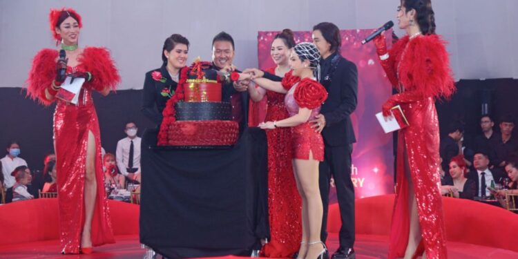 Á HẬU KIỀU LOAN KHUẤY ĐẢO SÂN KHẤU KỶ NIỆM 4 NĂM MỸ PHẨM CAO CẤP HƯƠNG THỊ CỦA VIỆT HƯƠNG