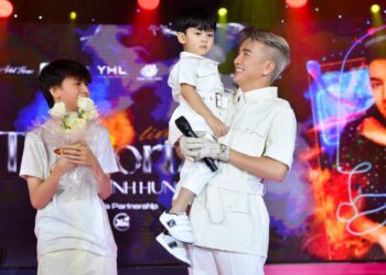 Hàng trăm khán giả vỡ oà cảm xúc khi chứng khiến khoảnh khắc Mr Đàm công bố con trai ruột