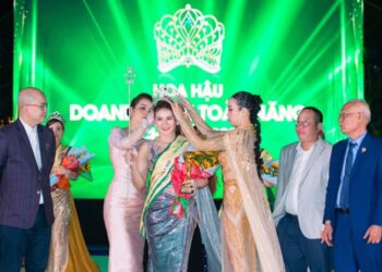 Hoa hậu Thanh Giang ngập tràn hạnh phúc nhận giải thưởng Bông hồng Quyền lực