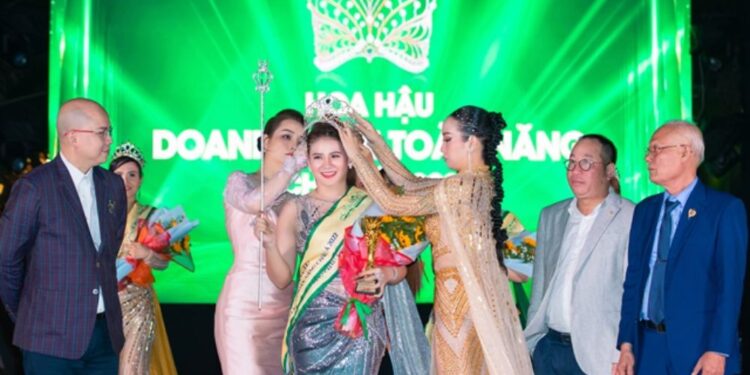 Hoa hậu Thanh Giang ngập tràn hạnh phúc nhận giải thưởng Bông hồng Quyền lực