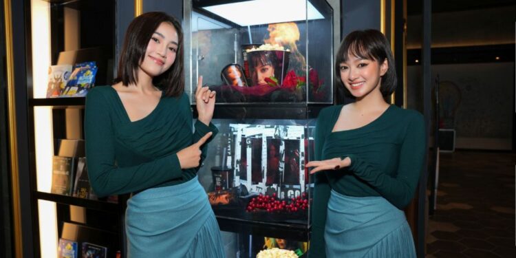 NINH DƯƠNG LAN NGỌC TỔ CHỨC SINH NHẬT FC CÁM CON NGAY TRONG BUỔI FAN MEETING