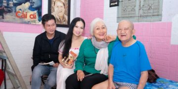 Ca sĩ Hà Phương rủ rê đạo diễn Mông Long ghé thăm nghệ sĩ Mạc Can và diễn viên Mai Thanh Dung 