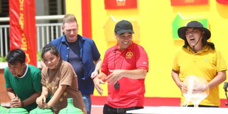 Mái ấm gia đình Việt: Nghệ sĩ Quốc Thuận chia sẻ về ý nghĩa bữa cơm gia đình