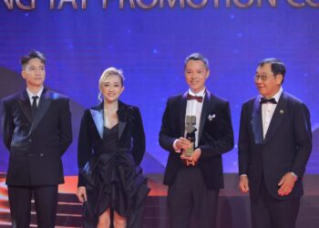 ST SƠN THẠCH, PUKA SÁNH VAI DUYÊN DÁNG TẠI LỄ TRAO GIẢI KINH DOANH XUẤT SẮC CHÂU Á CÙNG DONG TAY PROMOTION 