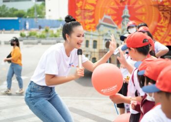HOA HẬU NGỌC CHÂU THÍCH THÚ CHƠI TÒ HE, THỬ SỨC MỘT NGÀY LÀM CÔ GIÁO TIẾNG ANH