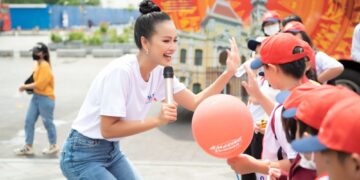 HOA HẬU NGỌC CHÂU THÍCH THÚ CHƠI TÒ HE, THỬ SỨC MỘT NGÀY LÀM CÔ GIÁO TIẾNG ANH