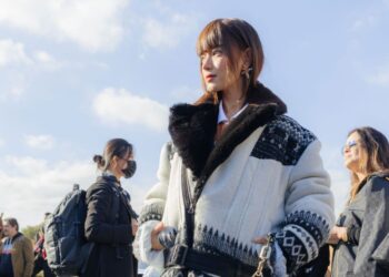 Dự show Louis Vuitt‌on, Châu Bùi xuất hiện trên trang của Tạp chí thời trang hàng đầu Singapore